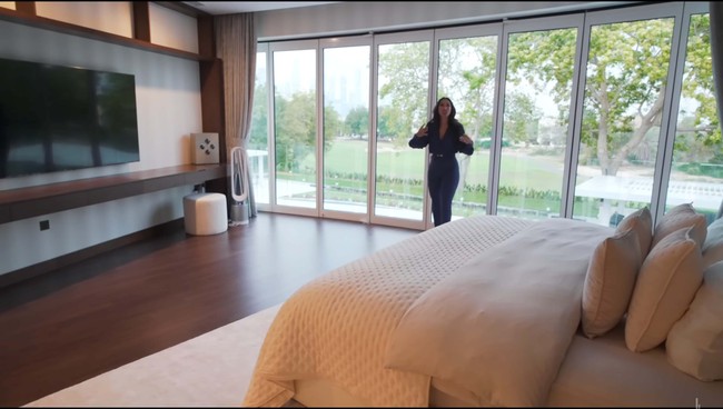 Inilah salah satu kamar yang ada di Villa Amara, Dubai. Rumah mewah ini memiliki tujuh kamar dan 13 kamar mandi. Kamar utama di rumah ini memiliki pemandangan mengesankan yaitu lapangan golf dan skyline Dubai Foto: Dok. YouTube Luxe List