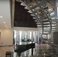 Setelah membuka pintu depan rumah, aura kemewahan langsung terlihat dengan hadirnya grand piano yang diletakkan di atas lantai kaca transparan. Ada juga tangga silver yang bentuknya bak karya seni. Foto: Dok. YouTube Luxe List