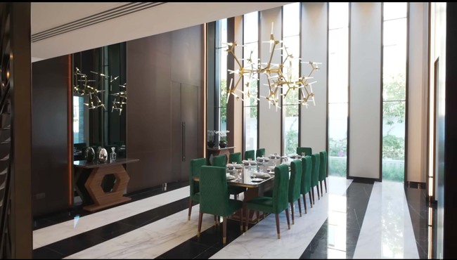 Pada lantai satu rumah mewah ini ada juga ruang makan dengan lantai marmer hitam putih dan lampu chandelier berbentuk unik. Ruang makan yang bisa ditempati lebih dari 10 orang itu juga dilengkapi lampu LED di bagian dinding dan tangganya. Foto: Dok. YouTube Luxe List