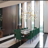 Pada lantai satu rumah mewah ini ada juga ruang makan dengan lantai marmer hitam putih dan lampu chandelier berbentuk unik. Ruang makan yang bisa ditempati lebih dari 10 orang itu juga dilengkapi lampu LED di bagian dinding dan tangganya. Foto: Dok. YouTube Luxe List