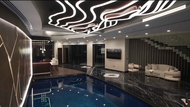 Rumah yang dilengkapi lift ini memiliki area basement dengan berbagai ruangan yang menarik. Pada bagian basement ada kolam renang indoor yang berdekatan dengan ruangan gym, spa dan salon. Foto: Dok. YouTube Luxe List