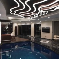 Rumah yang dilengkapi lift ini memiliki area basement dengan berbagai ruangan yang menarik. Pada bagian basement ada kolam renang indoor yang berdekatan dengan ruangan gym, spa dan salon. Foto: Dok. YouTube Luxe List