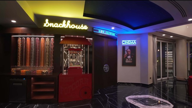 Pada area bioskop di rumah mewah crazy rich Dubai ini, bagian luarnya ada tempat untuk berbagai camilan. Foto: Dok. YouTube Luxe List