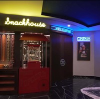 Pada area bioskop di rumah mewah crazy rich Dubai ini, bagian luarnya ada tempat untuk berbagai camilan. Foto: Dok. YouTube Luxe List