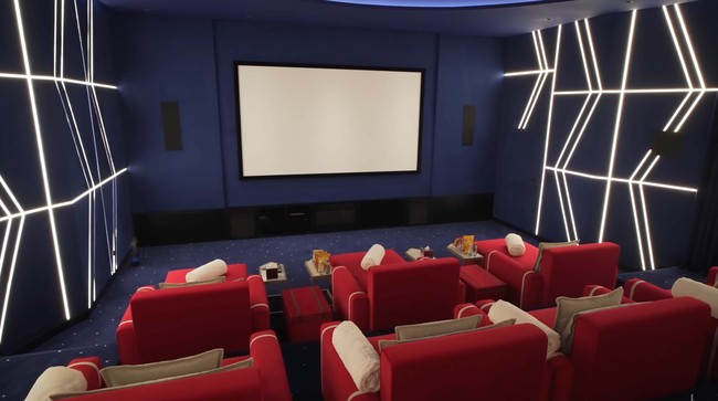 Masih di lantai basement, ada bioskop pribadi yang dihiasi sofa merah dan bantal empuk serta layar besar. Foto: Dok. YouTube Luxe List