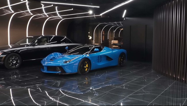 Dan masih di area basement ada garasi luas yang desainnya disebut bak garasi di film Batman. Foto: Dok. YouTube Luxe List