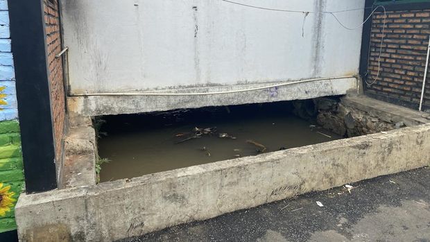 Sampah mandek di kali Margonda, Depok. (Dok.istimewa)
