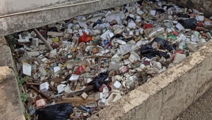 Sampah mandek di kali Margonda, Depok. (Dok.istimewa)