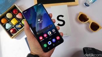 Galaxy S21 FE mengusung layar Dynamic AMOLED 2X berukuran 6,4 inch dengan resolusi Full HD+, rasio 19,5:9 dan kecerahan hingga 1.200 nits. Foto: Adi Fida Rahman/detikINET