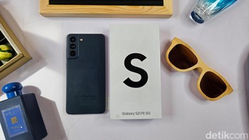 Samsung Galaxy S21 FE versi 8GB/128GB saat dirilis dilepas Rp 8.999.000. Sedangkan Galaxy S21 FE 8GB/256GB dilepas Rp 9.999.000. Foto: Adi Fida Rahman/detikINET
