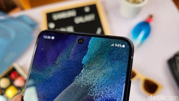 Untuk kamera depan ukurannya 32 MP. Samsung memberikan fitur merekam video dengan kamera belakang dan selfie secara bersamaan lewat fitur Dual Recording. Terdapat dua pilihan mode pada Dual Recording: Multi Recording dan Vlogger Mode. Foto: Adi Fida Rahman/detikINET