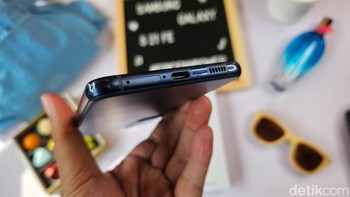 Baterai Galaxy S21 FE berkapasitas 4.500 mAh. Samsung lengkapinya dengan teknologi pengisian cepat 25W yang mampu mengisi 50% dalam waktu 30 menit, selain itu tersedia dukungan wireless charging 15W. Foto: Adi Fida Rahman/detikINET