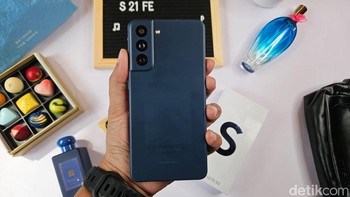 Bagian belakang Galaxy S21 FE warna Navy Blue. Foto: Adi Fida Rahman/detikINET