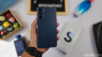 HP ini sudah mengantongi sertifikasi IP68 untuk ketahanan debu serta air. Foto: Adi Fida Rahman/detikINET