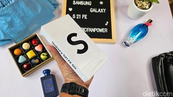 Kotak kemasan Samsung Galaxy S21 FE 5G masih tipis karena hanya menyertakan kabel data USB Type C. Foto: Adi Fida Rahman/detikINET