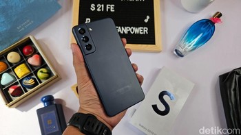 Galaxy S21 FE disokong chipset Exynos 2100 yang diklaim punya performa kencang yang bisa diandalkan untuk main game berat sekalipun, seperti Genshin Impact atau Mobile Legends: Bang Bang. HP ini juga sudah menjalankan OS Android 13 disertai One UI 5.1, menghadirkan user interface Samsung yang lebih intuitif. Foto: Adi Fida Rahman/detikINET Foto: Adi Fida Rahman/detikINET