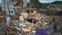 Rudal Rusia menghancurkan rumah-rumah warga sipil Ukraina.  