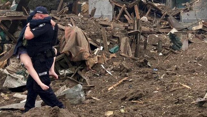 Sedih! Begini Momen Penyelamatan Anak Korban Rudal Rusia A woman is rescued from the rubble of a destroyed building after a missile strike, according to Ukrainian police, in a location given as Kramatorsk, Ukraine, in this still image obtained from a video released on June 14, 2023. National Police of Ukraine/Handout via REUTERS THIS IMAGE HAS BEEN SUPPLIED BY A THIRD PARTY. MANDATORY CREDIT. REUTERS WAS NOT ABLE TO INDEPENDENTLY VERIFY THE LOCATION OF THE VIDEO