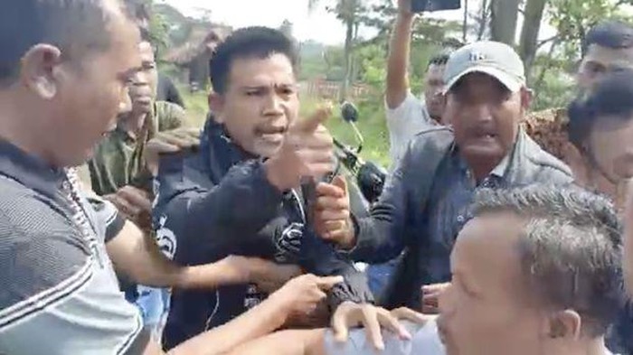 Sejumlah warga kembali memperbaiki jalan desa Bojong Koneng, Babakan Madang Bogor, secara swadaya. Namun, aksi mereka terhenti setelah dihadang sejumlah orang. (dok CNBC/Ferry Sandi)