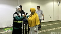 Alhasil puluhan lansia terlihat memenuhi hall depan mushola hotel. Salah satu peserta lansia, Sri Romanah, 68 tahun, menyebutkan (Habis senam) enak, daripada kemarin hanya tidur, baca Al-quran, perasaan agak kaku. Alhamdulillah kalau ada setiap pagi, setiap 2 atau 3 hari, tutur Sri. Foto: Meliyanti Setyorini