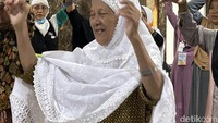 Yang pertama tidak memaksakan diri untuk melakukan ibadah di luar masjid, cukup salat di musala saja kalau sesekali ke Masjidil Haram. Kalau umrah sunnah lihat kondisi. Ketiga tetap makan apapun yang tersedia dan juga istirahat yang cukup, demikian tips dr Kern. Foto: Meliyanti Setyorini