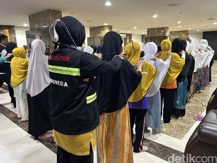 senam pagi jemaah haji lansia