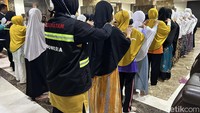 Senam pagi. Ya, itulah inisiatif yang dilempar oleh para petugas haji ke para jemaah embarkasi Solo di hotel Rizq Palace, Rabu (14/6/2023). Tim Media Center Haji berkesempatan menengok keseruan senam pagi bersama para lansia. Foto: Meliyanti Setyorini