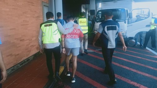 Seorang penumpang maskapai Super Air Jet rute Denpasar-Bandung-Medan diamankan lantaran bikin heboh seisi pesawat lantaran mengaku membawa bom di tas dan menaruhnya di bagasi.
