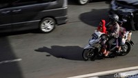 Bagai pisau bermata dua. Meningkatnya penjualan motor berdampak baik buat industri sepeda motor, namun tidak baik buat pemerintah. Janji memenuhi target zero emission maksimal tahun 2060 bisa gagal terlaksana.  