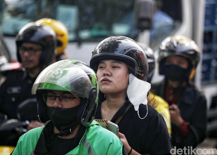 Naiknya penjualan sepeda motor bagaikan dua sisi mata uang. Hal ini membuat sepeda motor sebagai penghasil polusi terbesar dibandingkan jenis kendaraan lainnya.