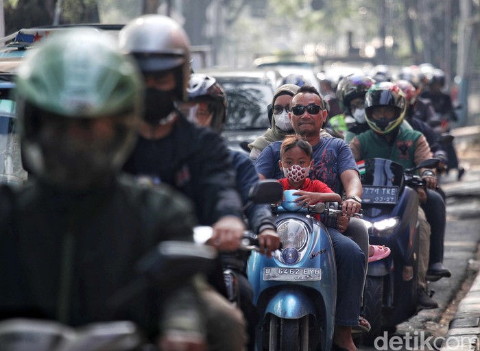 Naiknya penjualan sepeda motor bagaikan dua sisi mata uang. Hal ini membuat sepeda motor sebagai penghasil polusi terbesar dibandingkan jenis kendaraan lainnya.
