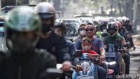 Untuk diketahui, emisi kendaraan bermotor terdiri dari dua jenis. Emisi pencemaran udara dan emisi gas rumah kaca. Emisi pencemaran udara menyebabkan udara kotor, yang menyebabkan gangguan kesehatan. Adapun emisi gas rumah kaca itu tidak menyebabkan udara kotor, tapi menyebabkan temperatur atmosfer naik, yang menyebabkan pemanasan global.  
