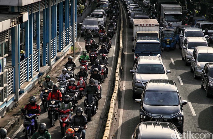 Naiknya penjualan sepeda motor bagaikan dua sisi mata uang. Hal ini membuat sepeda motor sebagai penghasil polusi terbesar dibandingkan jenis kendaraan lainnya.