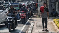 Diketahui bahwa total kendaraan bermotor pada 2019 jumlahnya 146 juta unit. Sebanyak 121 juta unit (81 persen) di antaranya adalah sepeda motor, kendaraan penumpang 16 juta unit, truk 8,2 juta unit, dan bus 985.000 unit. Maka secara agregat sepeda motor mengemisikan emisi pencemaran udara 69 persen, mobil penumpang 14 persen, truk 10 persen dan bus 7 persen.  