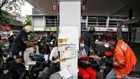 Selain menyebabkan polusi udara, sepeda motor juga menguras energi fosil Indonesia.  