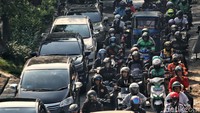 Ratusan kendaraan motor melintas di Jalan Letjen Suprapto, Jakarta, Kamis (15/6/2023).  