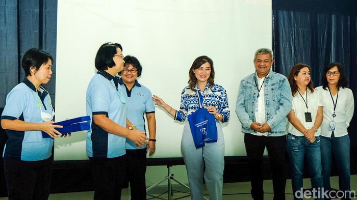 Serunya Belajar Literasi Keuangan Sejak Usia Remaja PT Bank Central Asia Tbk (BCA) mengajak 70 murid SMA Taruna Bangsa mempelajari dunia perbankan di BCA Learning Institute, Sentul City, Kabupaten Bogor, Jawa Barat, Kamis (15/6/2023). Peserta juga mendapatkan ilmu soal literasi keuangan.