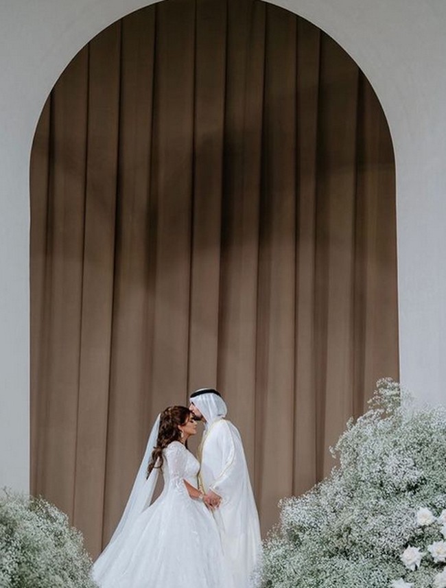 Inilah momen mesra Sheikh Mana mencium kening Sheikha Mahra di pernikahan mereka. Foto: dok. Instagram