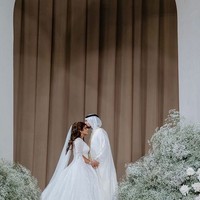 Inilah momen mesra Sheikh Mana mencium kening Sheikha Mahra di pernikahan mereka. Foto: dok. Instagram