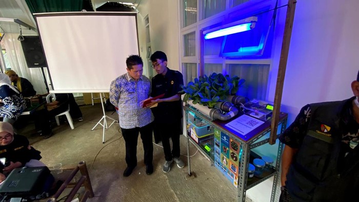 Sistem Hidroponik Berbasis Internet of Things (IoT).