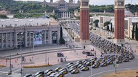 Pada hari Rabu (14/6), Plaza Espana dipenuhi dengan taksi hitam dan kuning khas Barcelona yang berjalan lambat untuk menuntut peraturan lebih lanjut untuk membatasi jumlah kendaraan sewaan pribadi di kota.