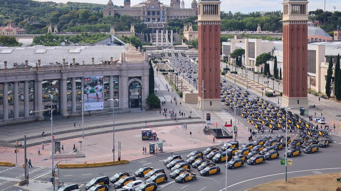 Taxi drivers protest, after the Court of Justice of the European Union rejected rules set by the city of Barcelona that dramatically restrict the number of cars working with ride-hailing apps, in Barcelona, Spain June 14, 2023. REUTERS/Nacho Doce