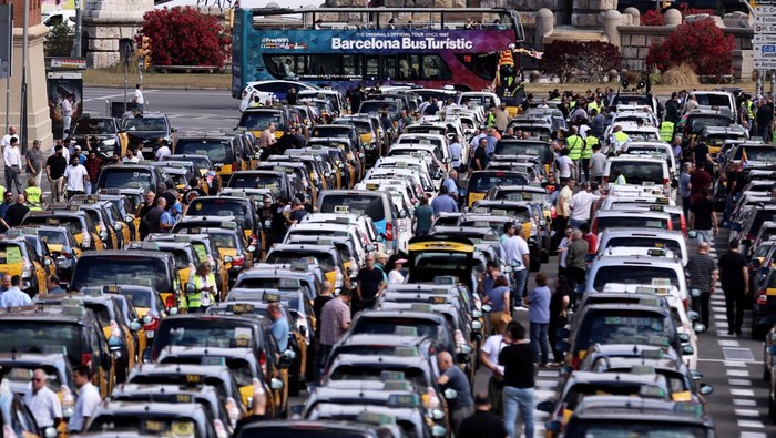 Taxi drivers protest, after the Court of Justice of the European Union rejected rules set by the city of Barcelona that dramatically restrict the number of cars working with ride-hailing apps, in Barcelona, Spain June 14, 2023. REUTERS/Nacho Doce