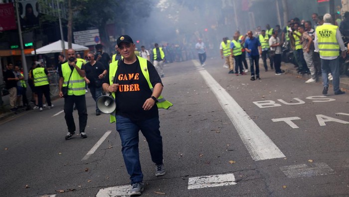 Taxi drivers protest, after the Court of Justice of the European Union rejected rules set by the city of Barcelona that dramatically restrict the number of cars working with ride-hailing apps, in Barcelona, Spain June 14, 2023. REUTERS/Nacho Doce