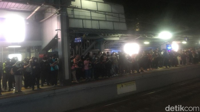 Suasana Stasiun Sudirman pukul 18.31 WIB. (Muhammad Fariz At Thariqi/detikcom)