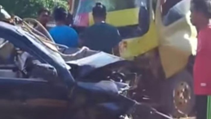 Tabrakan minibus vs truk di Kotawaringin Timur, Kalteng.