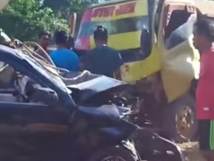 Tabrakan minibus vs truk di Kotawaringin Timur, Kalteng.