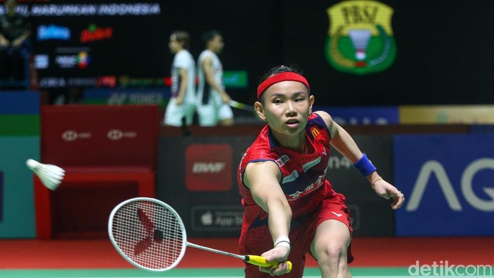 Pebulutangkis tunggal Puteri asal Taiwan Tai Tzu Ying berhadapan dengan tunggal puteri asal India Pusarla V Sindhu dalam babak 16 besar Indonesia Open 2023 yang berlangsung di Istora Senayan, Jakarta, Kamis (15/6/2023). Dalam pertandingan ini Tai Tzu Ying yang merupakan peringkat 3 dunia berhasil mengalahkan lawannya dengan skor 21-18 dan 21-16.