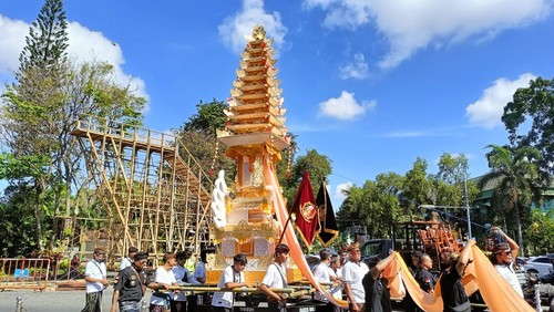 Tampilan prosesi Pelebon Raja Denpasar IX atau Raja dari Puri Agung Denpasar, Ida Tjokorda Ngurah Jambe Pemecutan pada Kamis (15/6/2023) di kawasan Catur Muka Denpasar, Bali. (Ni Made Lastri Karsiani Putri-detikBali)