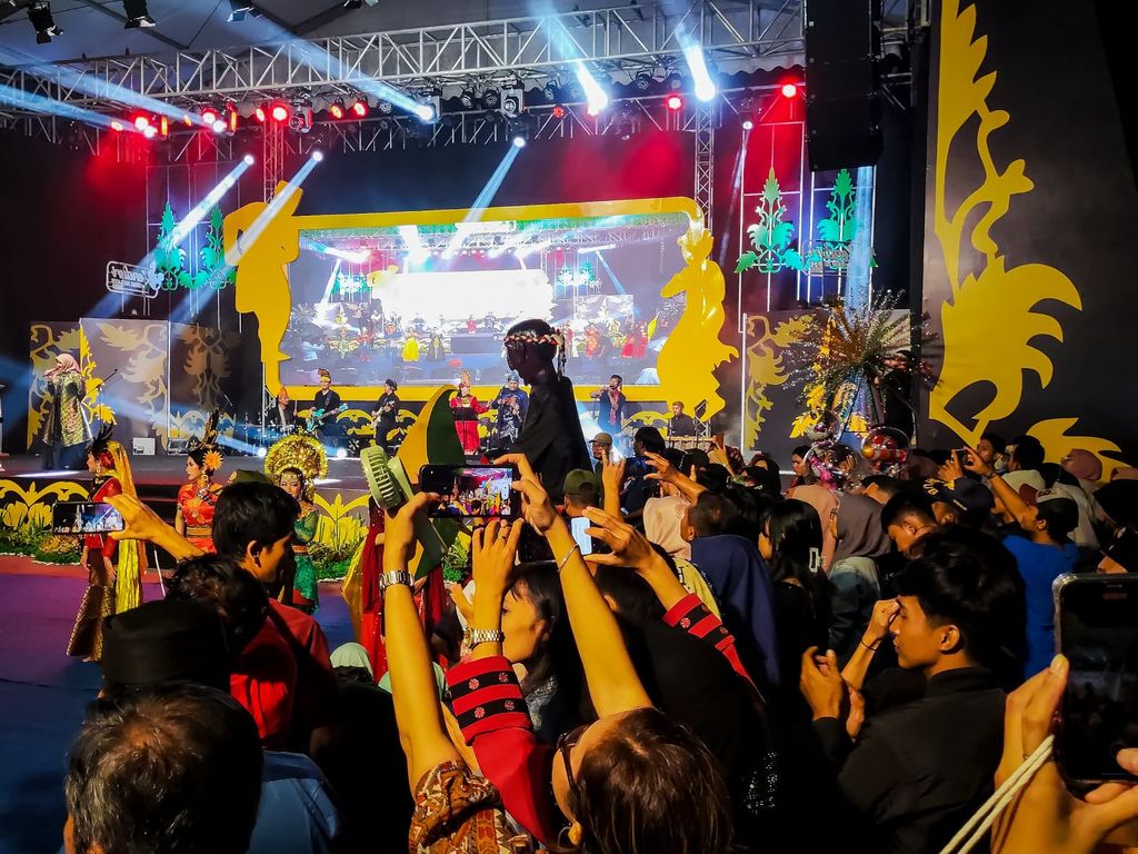Tarian Multi Etnis Kota Medan yang dibawakan oleh penari Dinas Pariwisata Kota Medan pada acara Kenduri Seni Melayu di Kota Batam, Kepulauan Riau (Kepri), pada Rabu (14/6) malam berhasil memukau pengunjung yang datang.